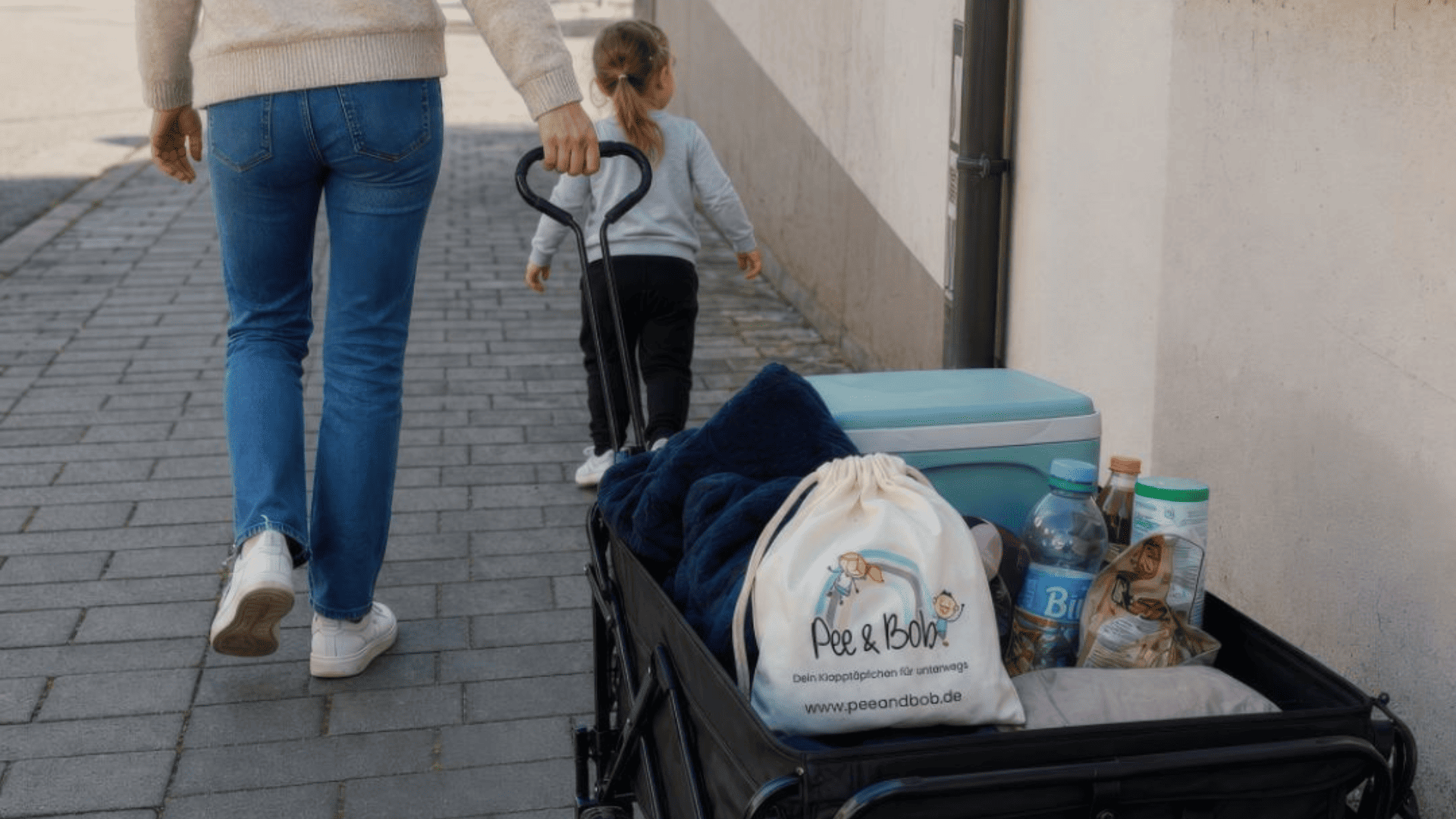 Töpfchen unterwegs bei Freunden & Familie: So meisterst du mit deinem Kind fremde Toiletten-Situationen